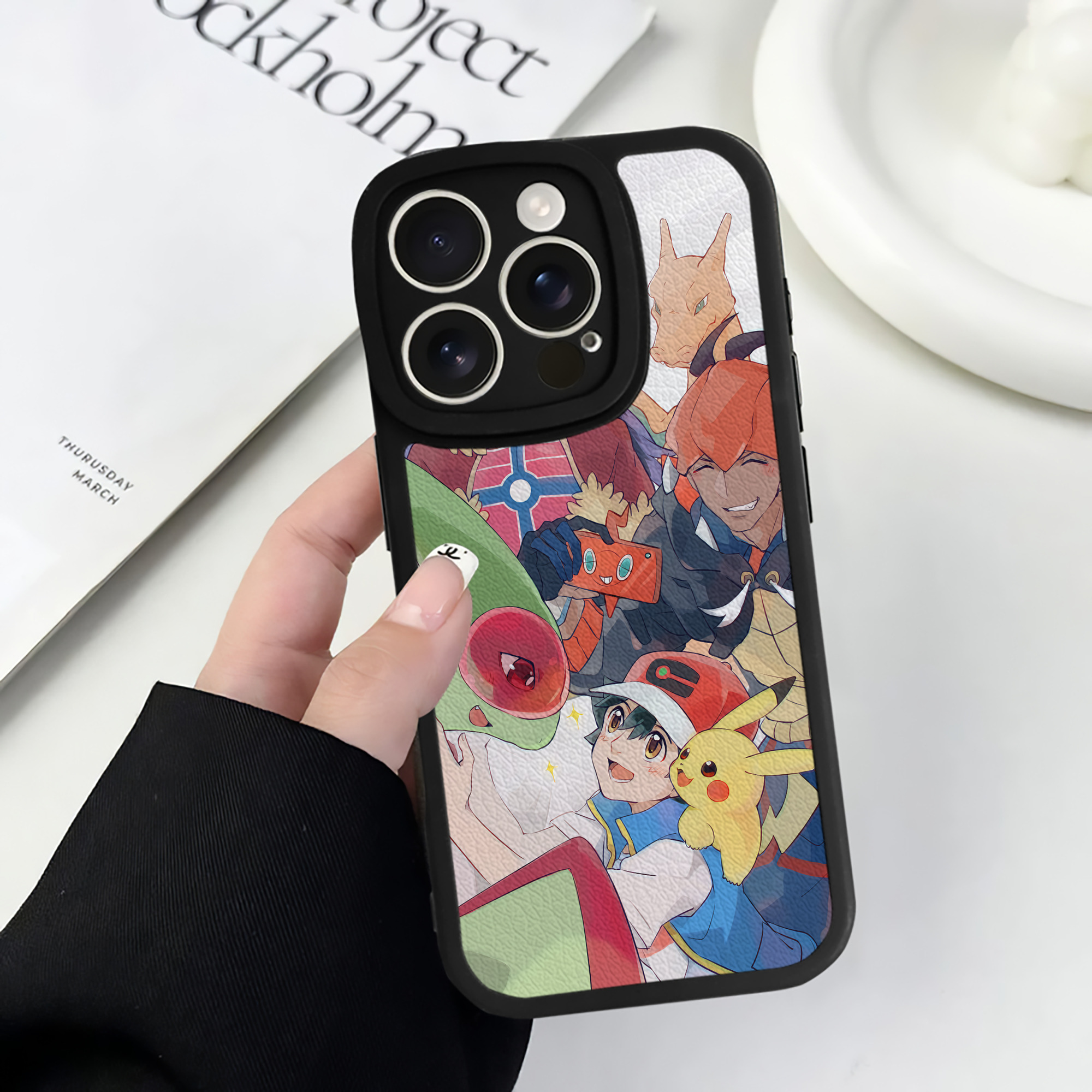 （画像用） ポケットモンスター Pokémon 【iPhone 16シリーズ対応】シリコンスマホケース（レザー調） 材質：シリコン